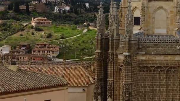 スペインのトレドにあるサン フアン レイエス修道院 タイムラプスだ 15世紀末にカトリック王イザベラ1世とフェルディナンド2世によって設立されたスペインのトレドへのカトリックフランシスコ会修道院 — ストック動画