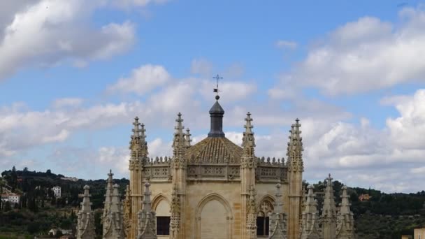 スペインのトレドにあるサン フアン レイエス修道院 タイムラプスだ 15世紀末にカトリック王イザベラ1世とフェルディナンド2世によって設立されたスペインのトレドへのカトリックフランシスコ会修道院 — ストック動画
