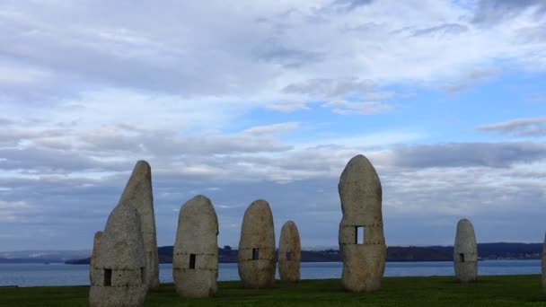 Coruna Spanje April 2018 Onbekende Mensen Menhirs Park Tijdsverloop Menhirs — Stockvideo