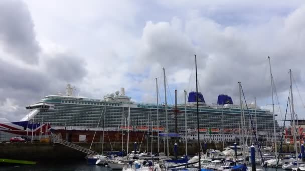 Coruna Spain April 2018 Круїзний Лайнер Яхти Порту Тімелапс Британський — стокове відео
