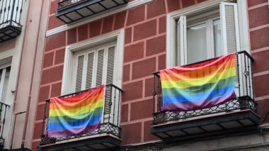 Madrid, İspanya 'da balkonlarda gökkuşağı bayrağı (LGBT hareketi). Madrid 'de çekim.