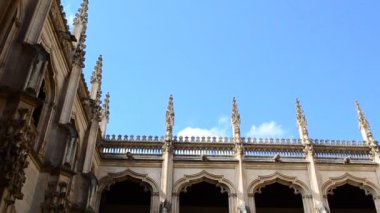 Toledo, İspanya 'daki San Juan de los Reyes Manastırı. Katolik Fransisken manastırı Toledo, İspanya Katolik kralları I. Isabella ve II. Ferdinand tarafından 15. yüzyılın sonlarında kuruldu..