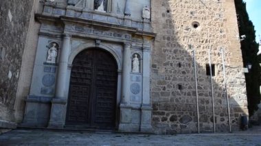 Iglesia de Santo Tome. Toledo, İspanya. Toledo 'nun tarihi şehrinde Iglesia de Santo Tome' un Mudejar kulesi. Toledo Tarihi Şehri UNESCO 'nun Dünya Mirası Alanıdır..