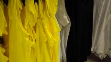 Avrupa 'da alışveriş. Prizdeki malların seçimi. Avrupa mağazalarında indirimler.