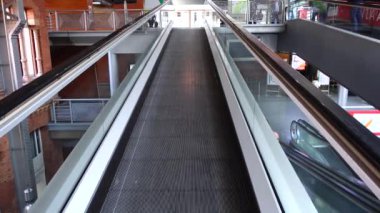 Atocha tren istasyonu. Atocha Madrid 'deki en büyük tren istasyonudur. MADRID, SPAIN - 5 Nisan 2018: Atocha tren istasyonunda bilinmeyen insanlar. Atocha Madrid 'deki en büyük tren istasyonudur..
