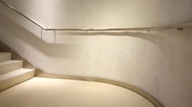 Sarmal merdivenlerde hareketlilik var. Harekette çekim..