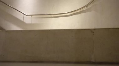 Sarmal merdivenlerde hareketlilik var. Harekette çekim..