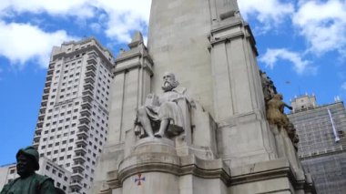 Miguel de Cervantes anıtı. Miguel de Cervantes anıtı. Madrid, İspanya. İspanya meydanında, kraliyet sarayının yanında..