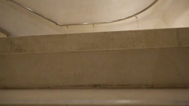 Sarmal merdivenlerde hareketlilik var. Harekette çekim..