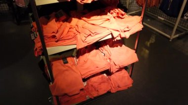 Avrupa 'da alışveriş. Prizdeki malların seçimi. Avrupa mağazalarında indirimler.