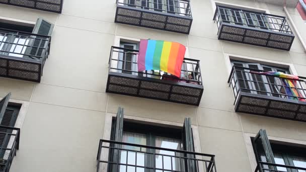 Regenboogvlag Lgbt Beweging Balkons Madrid Spanje Schieten Madrid — Stockvideo