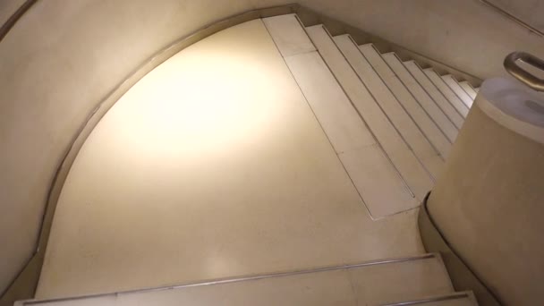 Mouvement sur l'escalier en colimaçon. Tir dans le mouvement .