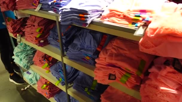 Shopping Europe Choix Des Marchandises Dans Point Vente Réductions Dans — Video