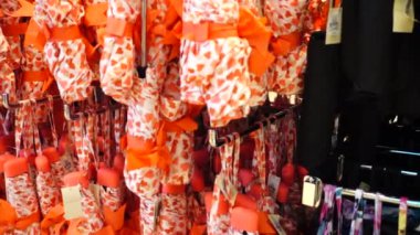 Avrupa 'da alışveriş. Prizdeki malların seçimi. Avrupa mağazalarında indirimler.