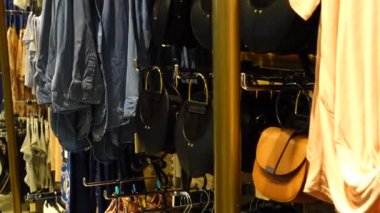 Avrupa 'da alışveriş. Prizdeki malların seçimi. Avrupa mağazalarında indirimler.