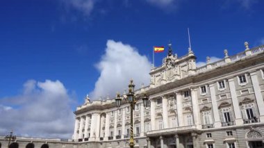 Madrid Kraliyet Sarayı. İspanya. Sarayın ve bulutların üzerinde bayrak.