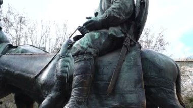 Miguel de Cervantes anıtı. Madrid mi? Miguel de Cervantes anıtı. Madrid, İspanya. İspanya meydanında, kraliyet sarayının yanında..