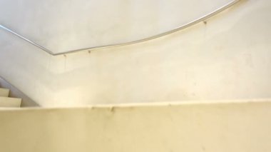 Sarmal merdivenlerde hareketlilik var. Harekette çekim..