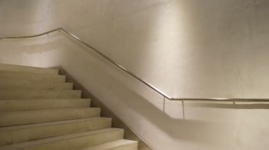 Sarmal merdivenlerde hareketlilik var. Harekette çekim..