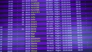 Boryspil Uluslararası Havaalanı 'ndaki uçuş takvimi. Bilgi ekranı çekiliyor.