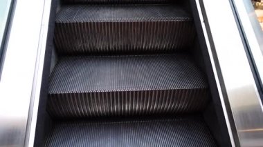 Yürüyen merdivende hareket var. Hareket halinde çekim.