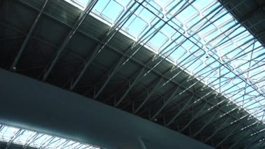 Havaalanı terminalinin çatısında. Boryspil Uluslararası Havaalanı. Harekete geçmek..