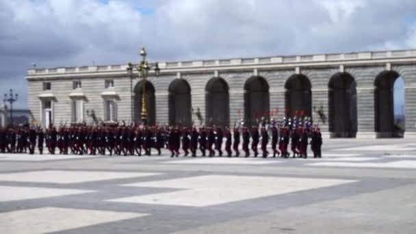 在马德里王宫举行的庄严的卫兵更迭仪式 注意力不集中 在马德里王宫举行的庄严的卫兵更迭仪式 那是每个月的第一个星期三都要上演的著名节目 — 图库视频影像
