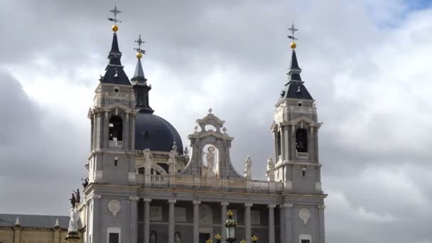 Almudenas Katedral Madrid Spanien Kungliga Palatset Madrid Bell Ringer När — Stockvideo