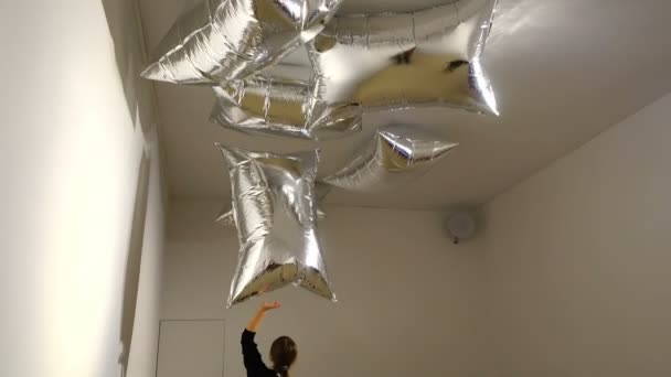 Выставка Энди Уорхола Уорхол Механическое Искусство Девушка Играющая Серебряными Облаками — стоковое видео