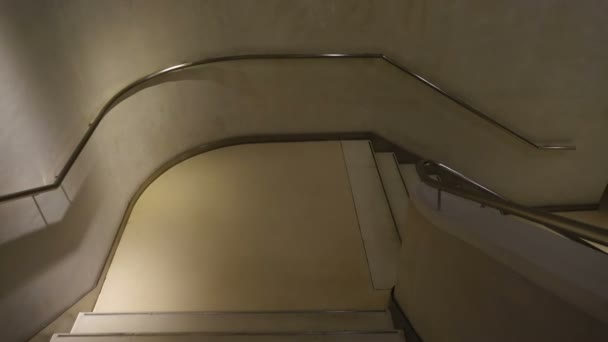 Mouvement sur l'escalier en colimaçon. Tir dans le mouvement .