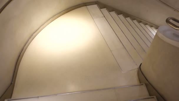 螺旋形楼梯上的运动 运动中的射击 — 图库视频影像