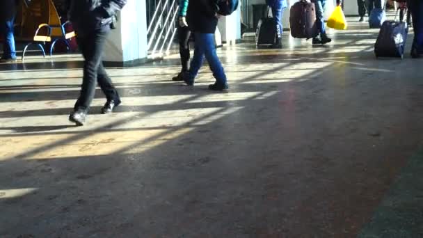 Emberek Kijevi Vasútállomáson Kilépés Peronra Személyek Mozgása — Stock videók