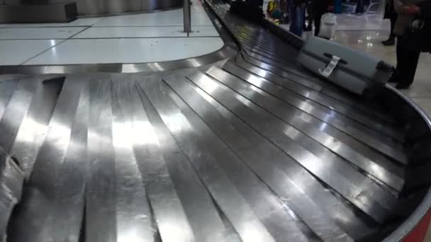 Receber Bagagem Aeroporto Passageiros Estão Esperando Por Sua Bagagem Após — Vídeo de Stock