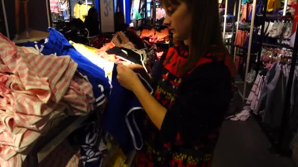 Shopping Outlets Europe Girl Chooses Clothes Sale Discounts — Stock Video