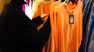 Avrupa 'dan alışveriş yapmak. Kıyafetleri kız seçiyor. Satışlar ve indirimler.