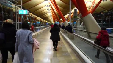 Barajas Havaalanı 'ndaki 4S terminali. Madrid 'in ana havaalanıdır. Hareket halinde çekim.