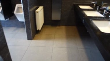 Soyunma odası. Hareket halinde çekim.