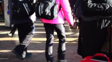 Kiev tren istasyonundaki yolcular. İnsanların hareketi.