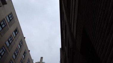 Madrid 'deki binalar. Hareket halinde çekim.