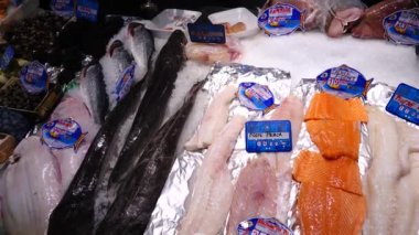 Deniz ürünleri seçimi. MADRID, İSPAN - 25 Mart 2018 San Anton Market. Piyasa Chueka Bölgesi 'nin merkezindedir..