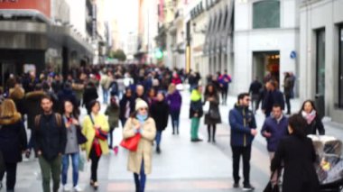 Madrid sokaklarındaki turistler. Odaklanamıyorum. Ağır çekim. İspanya 'da çekim.