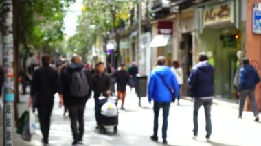 Madrid sokaklarında yaşayan insanlar. Odaklanamıyorum. Ağır çekim. Fuencarral caddesi boyunca insan hareketleri.