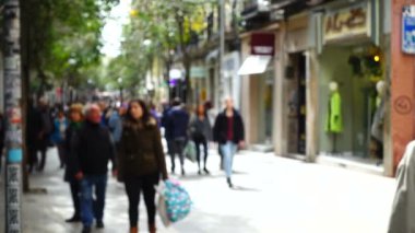 Madrid sokaklarında yaşayan insanlar. Odaklanamıyorum. Ağır çekim. Fuencarral caddesi boyunca insan hareketleri.