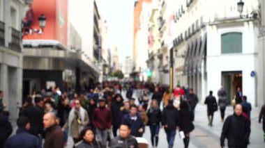 Madrid sokaklarında bilinmeyen insanlar. Ağır çekim. Odaklanamıyorum.