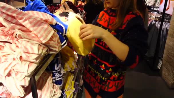 Αγορές Καταστήματα Στην Ευρώπη Κορίτσι Διαλέγει Ρούχα Πώληση Και Εκπτώσεις — Αρχείο Βίντεο