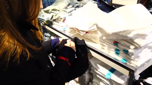 Avrupa Dan Alışveriş Yapmak Kıyafetleri Kız Seçiyor Satışlar Indirimler — Stok video