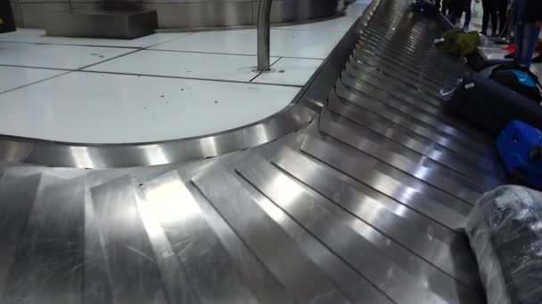 Gepäckausgabe Flughafen Passagiere Warten Nach Der Ankunft Auf Ihr Gepäck — Stockvideo