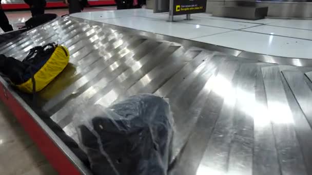 Receber Bagagem Aeroporto Passageiros Estão Esperando Por Sua Bagagem Após — Vídeo de Stock