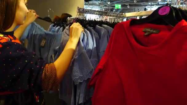 在欧洲的商店购物 这个女孩选择衣服 销售和折扣 — 图库视频影像