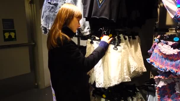 Zakupy Sklepach Europie Dziewczyna Wybiera Ubrania Sprzedaż Rabaty — Wideo stockowe